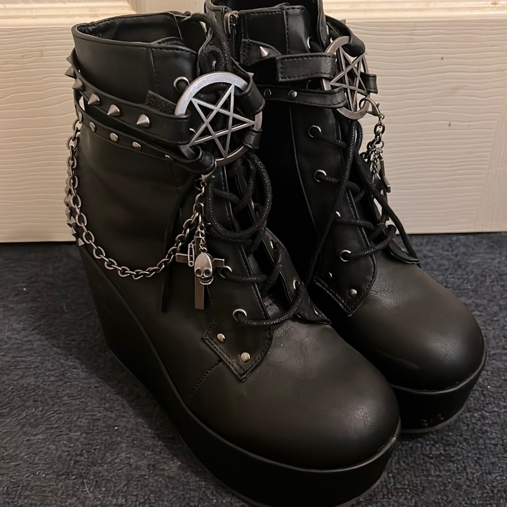 Demonia “Poison 101” boots